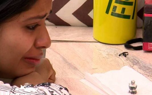 பிக்பாஸ் வீட்டை விட்டு வெளியேற மதுமிதா முடிவா? சிவலிங்கத்திடம் பேசிய கண்ணீர் புகைப்படம்!!