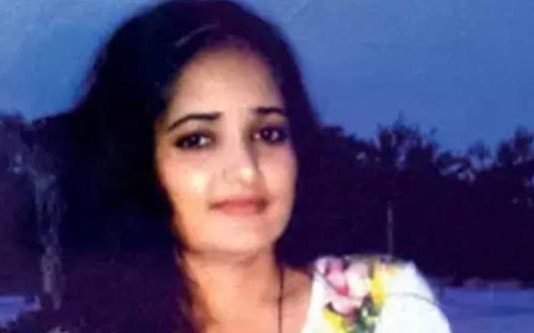 வீட்டு மொட்டை மாடியில் தனியாக படுத்திருந்த திருமணமான இளம்பெண் : நள்ளிரவில் நடந்த சம்பவம்!!