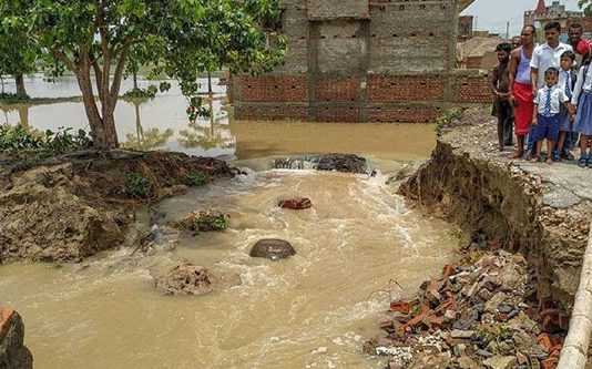 தாயை பார்த்து ஆற்றில் குதித்த 3 குழந்தைகள் : நெஞ்சை உரு க்கும் சம்பவம்!!