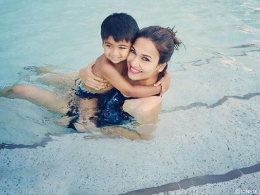 நீச்சல் குளத்தில் இருக்கும் புகைப்படத்தை நீக்கிய சௌந்தர்யா ரஜினிகாந்த், இது தான் காரணமா?