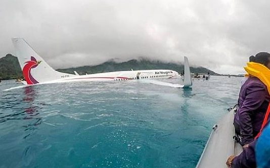 கடற்பரப்பில் தரையிறங்கிய பயணிகள் விமானம் : விமானியின் மொபைலில் பதிவான திக் திக் காட்சிகள்!!