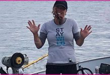 போஸ் கொடுத்த பெண் முகத்தை கடித்து குதறிய ஆக்டோபஸ்!!