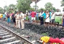 தண்டவாளத்தில் மூன்று சடலங்களுக்கு நடுவே மழையில் கதறி அழுதுகொண்டிருந்த குழந்தை!!