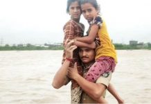 மார்பளவு வெள்ளம் : ஒன்றரை கி.மீ குழந்தைகளை தோளில் சுமந்த காவலர் : குவியும் பாராட்டுக்கள்!!