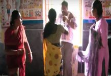 பள்ளி வளாகத்தில் மாணவர்கள் முன் பெண்ணுடன் த காத உறவில் ஈடுபட்ட ஆசிரியருக்கு நேர்ந்த கதி!!