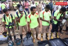 சுர்ஜித்தை மீட்க மூச்சை அடக்கி குழியில் இறங்க தயாராகும் வீரர்கள்!!