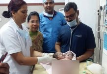 இரட்டை தலைகள், மூன்று கைகளுடன் பிறந்த அதிசய குழந்தை!!