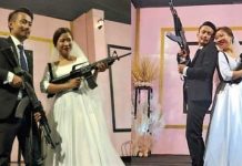 திருமணத்தில் பூமாலைக்கு பதிலாக து ப்பாக்கியை கையில் வைத்திருந்த மணமக்கள் : பீ தியடைந்த விருந்தினர்கள்!!