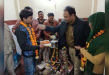 இளம் ஜோடியின் காதல் கதையை கேட்டு உருகிய பொலிஸ் : காவல் நிலையத்திலே நடந்த சுவாரஷ்ய திருமணம்!!