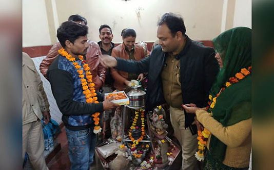 இளம் ஜோடியின் காதல் கதையை கேட்டு உருகிய பொலிஸ் : காவல் நிலையத்திலே நடந்த சுவாரஷ்ய திருமணம்!!