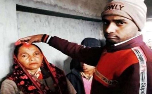 60 வயது பெண்ணை உயிருக்கு உயிராக காதலித்த 22 வயது இளைஞருக்கு நேர்ந்த கதி!!