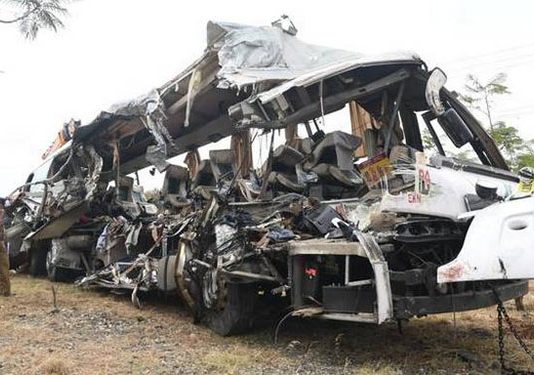 பேருந்து மீது கண்டெய்னர் லொறி மோதி பயங்கர விபத்து : 20 பேர் உயிரிழப்பு!!