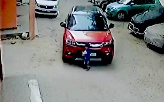 தவறுதலாக தன் கு ழந்தையின் உ யிரையே காவுவாங்கிய தந்தை : கு ற்ற உ ணர்ச்சியில் து டிக்கும் சோ கம்!!