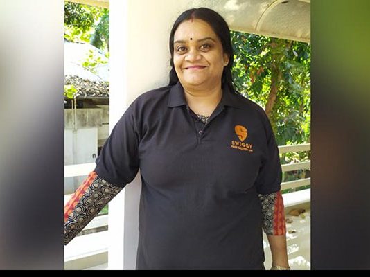 பெற்றோர் பெருமைப்படுகின்றனர் : வாடிக்கையாளர்களின் மனதை கொள்ளையடித்த ஸ்விக்கி பெண்!!