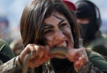 ஆ க்ரோஷமாக உ யிருள்ள பாம்புகளை க டிக்கும் ரா ணுவ வீராங்கனைகள் : பட்டமளிப்பு விழாவில் சுவாரஸ்யம்!!