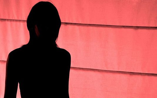 பயிற்சிக்கு வந்த பெண்களை நி ர்வாணமாக நிற்க வைத்து சோ தனை : சர்ச்சையில் மருத்துவர்கள்!!