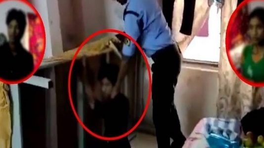 மாணவிகளின் விடுதி அறையில் கட்டிலுக்கு அடியில் ப துங்கியிருந்த மாணவன் : மடக்கிப் பிடித்த காவலர்கள்!!