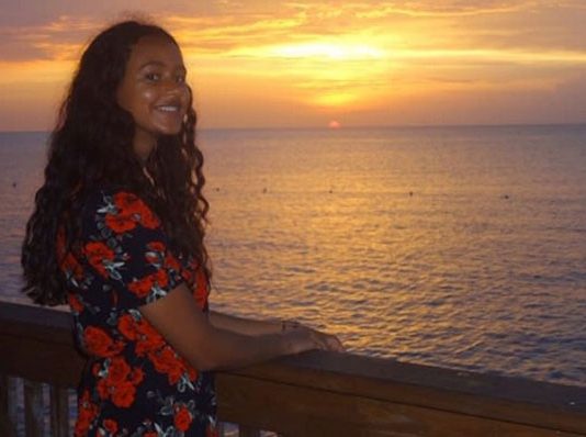 நடு வீதியில் 20 வயது இளம் பெ ண்ணுக்கு நே ர்ந்த வி பரீதம்!!