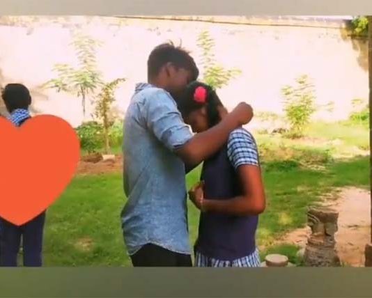 பள்ளி சீருடையில் மாணவிக்கு தாலி கட்டிய மாணவன் : அதிர்ந்துபோன பார்வையாளர்கள்!!