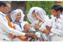 ஒரே மேடையில் திருமணம் செய்து கொண்ட தந்தை, மகன் : விசித்திர சம்பவம்!!