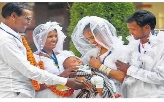 ஒரே மேடையில் திருமணம் செய்து கொண்ட தந்தை, மகன் : விசித்திர சம்பவம்!!