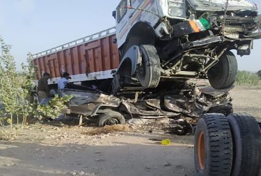 ஜீப் மீது ஏறிய லாரி : கோவிலுக்கு சென்ற புதுமணத் தம்பதி உள்ளிட்ட 11 பேர் பலி!!