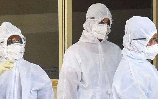 ஒரே குடும்பத்தில் 23 பேருக்கு கொரோனா பாதிப்பு : வெளிநாட்டில் இருந்த திரும்பிய நபரால் நேர்ந்த சோகம்!!