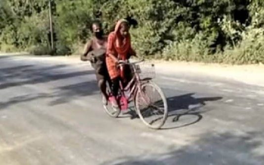 காயமடைந்த தந்தையை 1,200 கி.மீ சைக்கிளில் வைத்து பயணித்த சிறுமி : கிடத்தது மிகப்பெரிய வாய்ப்பு!!