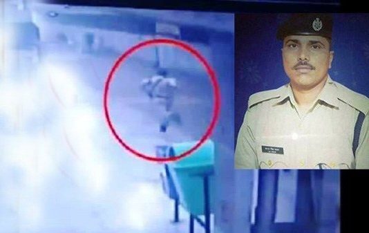 பாலுக்காக அ ழுத குழந்தை : பால் வாங்க அதிவேகமாக ஓடிய போலீஸ் : மெய்சிலிர்க்க வைக்கும் CCTV வீடியோ!!