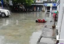 ம ருத்துவமனைக்கு வெளியே நினைந்த படி தரையில் கிடந்த இளம் பெண்! ப ரிதாப புகைப்படத்தின் பின்னணி!!