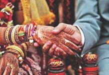 கணவர் இ றந்த நிலையில் மாமானாரை திருமணம் செய்து கொண்ட 21 வயது மருமகள் : வெளியான காரணம்!!