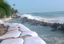 ரா ட்சத அலைகளுடன் ஊருக்குள் புகுந்த கடல்நீர்: சுனாமி என ஓ ட்டம்பிடித்த மக்கள்!!