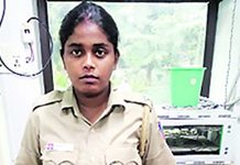 பொலிஸ் உடையில் சாலையில் கம்பீரமாக நின்ற பெண்: பின்பு வெளியான ப கீர் உண்மை!!