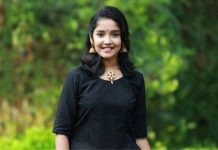 வெள்ளை நிற புடவையில் அஜித்தின் மகள் அனிகா… அழகை புகழ்ந்து தள்ளும் ரசிகர்கள்!!