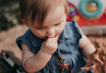 எதையோ விழுங்கிய ம கன்… அருகில் சென்று அவதானித்த தாய்க்கு ஏ ற்பட்ட பே ர திர் ச்சி!