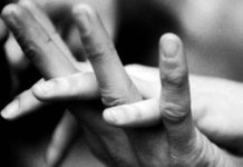 கா த லிக ளுடன் ச ண் டை; ஒரே நேரத்தில் இ ரு இ ளை ஞர் க ள் செ ய் த அ தி ர்ச் சி செ ய ல் !