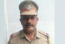 நடுரோட்டில் கிடந்த கற்கள்: துடைப்பத்தால் சுத்தம் செய்த பொ லிஸ் அ திகாரி- வை ரலாகும் வீடியோ!!