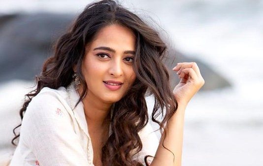 நடிகை அனுஷ்காவின் பிரமாண்ட வீட்டை பார்த்துள்ளீர்களா? இதோ பாருங்க!!