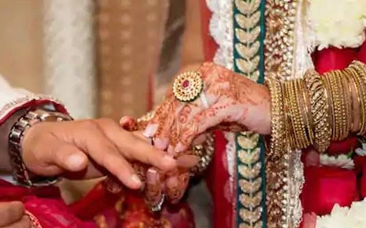 திருமணத்திற்கு சென்ற கொரோனா நோயாளி : முழுமையாக முடக்கப்பட்ட கிராமம்!!