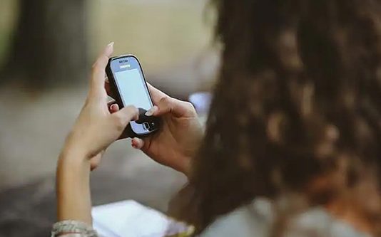 தந்தையின் செல்போன் பயன்படுத்திய மாணவி… அதில் இருந்த ஒற்றை வீடியோ: இரண்டாக பி ரிந்த குடும்பம்!!