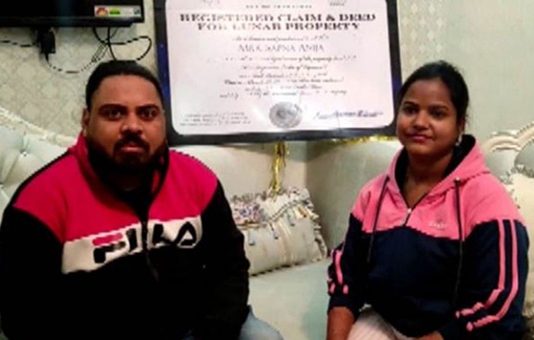 காதல் மனைவிக்கு நிலாவில் இடம் வாங்கி கொடுத்த கணவர் – சுவாரஸ்ய சம்பவம்!!