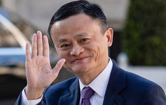 அன்று சாதாரண ஆசிரியராக இருந்து பெரும் கோடீஸ்வரர் ஆன நபர் : திடீரென 1 லட்சம் கோடி ரூபாயை இழந்த பரிதாபம்!!