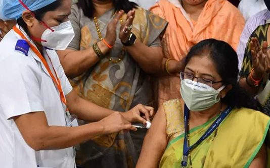 இந்தியாவின் டெல்லியில் கொ.ரோ.னா த.டுப்பூ.சி போட்டு கொ.ண்.ட 52 பேருக்கு பக்க வி ளை வுகள்! ம ய ங்கி வி ழுந்த 35 வயது நர்ஸ்!