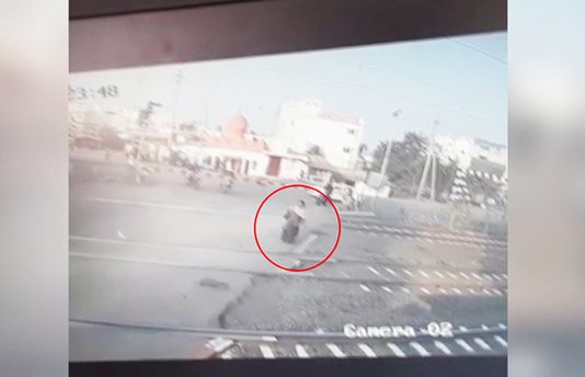 காதில் இயர் போன் மாட்டிக் கொ ண் டு பாட்டுக் கேட்டபடி வந்த பெ ண் சுகாதார ஊழியர்… பின்னர் ஏற்பட்ட ப ரி தாபம்!!