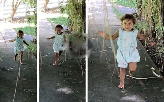 வி ளையா டிய கு ழ ந்தைக்கு நொடியில் கா த் தி ருந்த ஆ ப த்து… எப்படி த ப்பினார்?