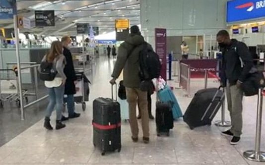 பிரெக்சிட்டால் கு ழ ப்பம்… விமானம் ஏற முயன்ற பிரித்தானியர்களை தடுத்து நிறுத்திய அதிகாரிகள்!