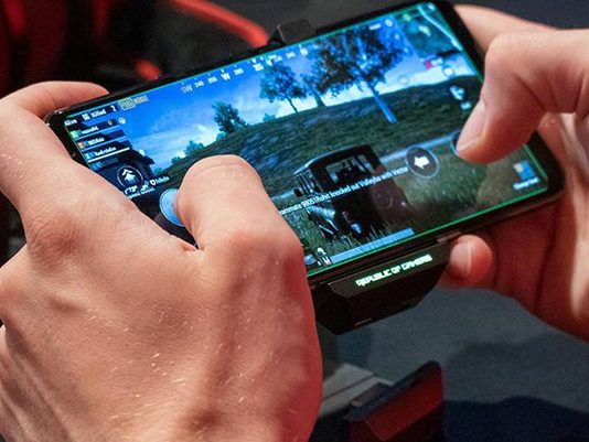 உயரமான கட்டிடத்தில் அமர்ந்து செல்போனில் கேம் விளையாடிய வா லிபர் த வ றி வி ழுந்து ப லி!!