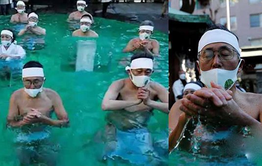 கொரோனா ஒழிய வேண்டி குளிர்ந்த நீரில் இறங்கி வழிபாடு செய்த யாத்ரீகர்கள்!