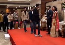 பேச்சுரல் பார்ட்டி தராத கோ பத்தில் மணமேடையில் நண்பர்கள் செய்த காரியம்… வெறலெவல் காணொளி!!