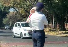 கை குழந்தையுடன் பணி செய்த பெண் போலீஸ்: வைரல் வீடியோவின் பின்னணி என்ன?